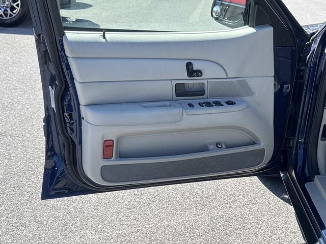 2004 Ford Crown Victoria LX
